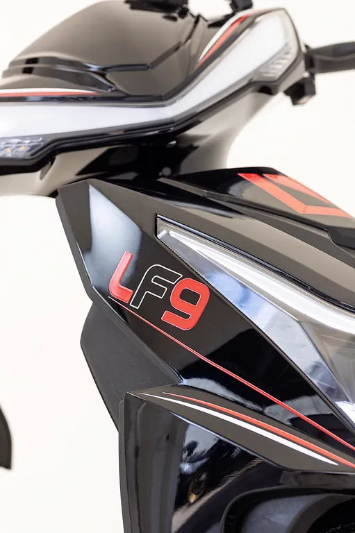 Logotipo LF9 na carenagem frontal