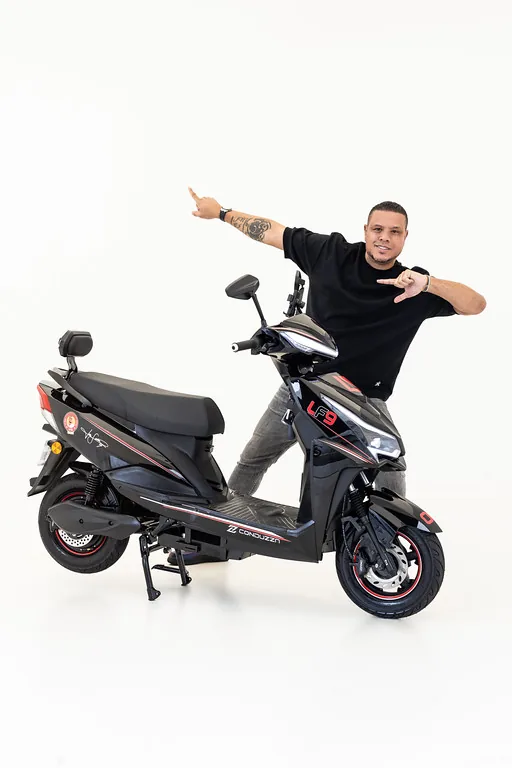 Luis Fabiano comemorando ao lado da LF9